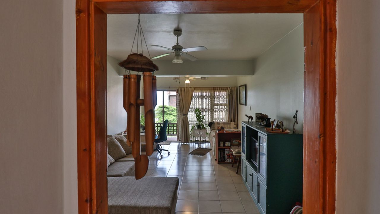 Beachfront Studio Apartment For Sale, Amanzimtoti Central, Ground Floor