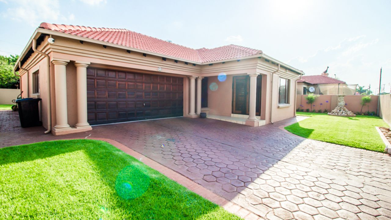 Immaculate 3 Bedroom House For Sale in Montana with Top Security