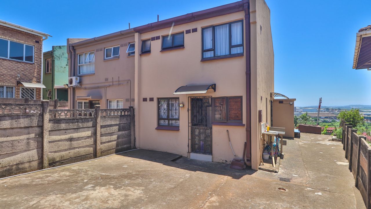 Spacious House for Sale in Orient Hills Ideal Family Home LH161318