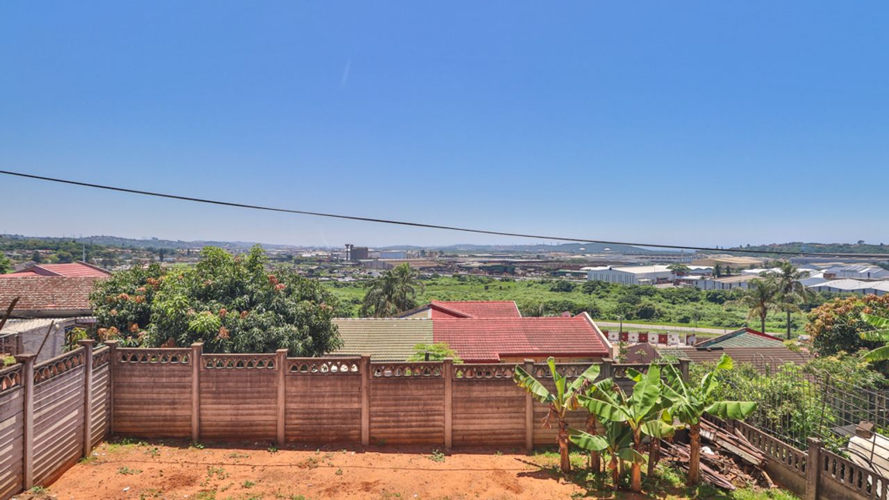 Spacious House for Sale in Orient Hills Ideal Family Home LH161318