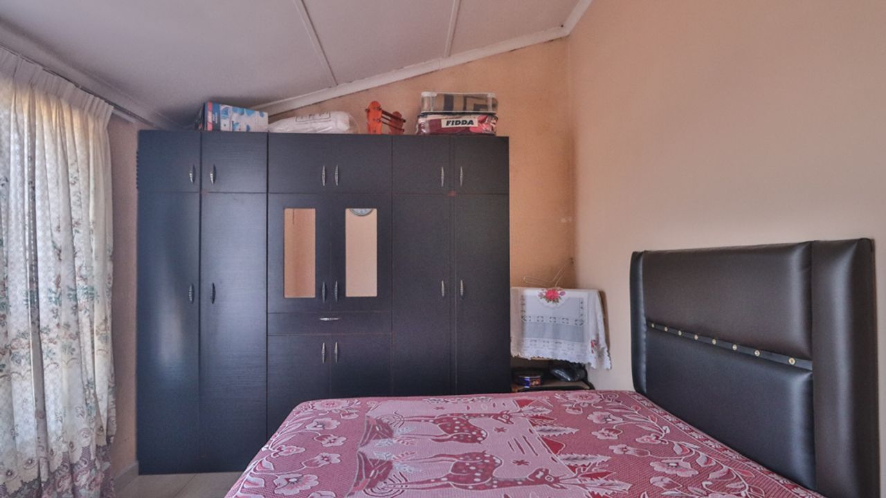 Spacious House for Sale in Orient Hills Ideal Family Home LH161318