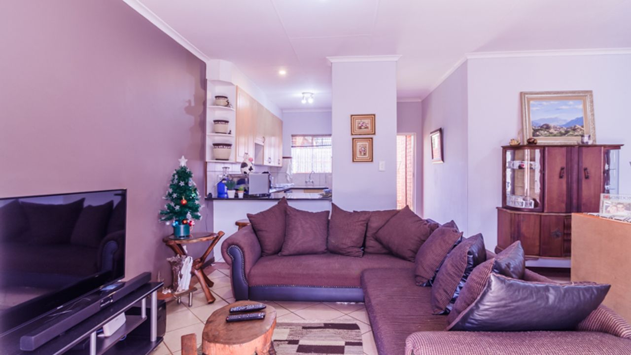2 Bedroom Townhouse For Sale in Mooikloof Ridge, 5 Augrabies Street LH