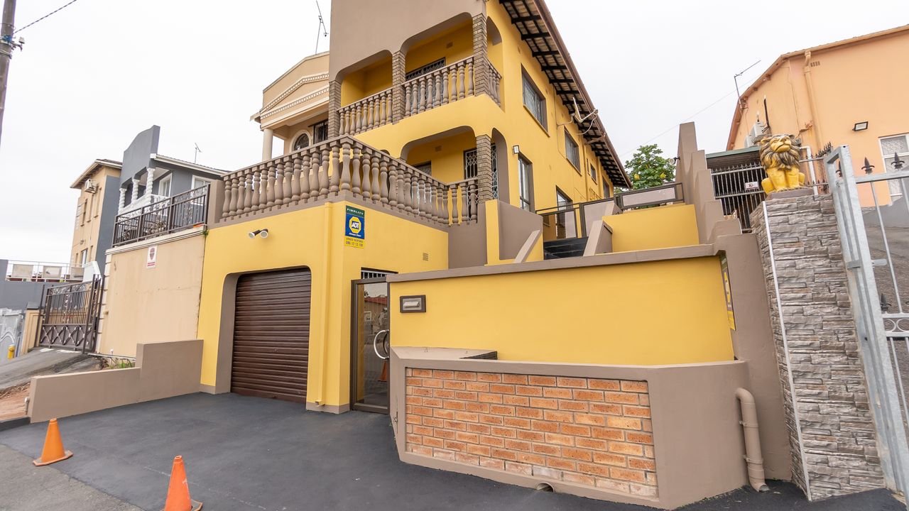 Stunning House For Sale in Montford with Open Plan Lounge LH164050