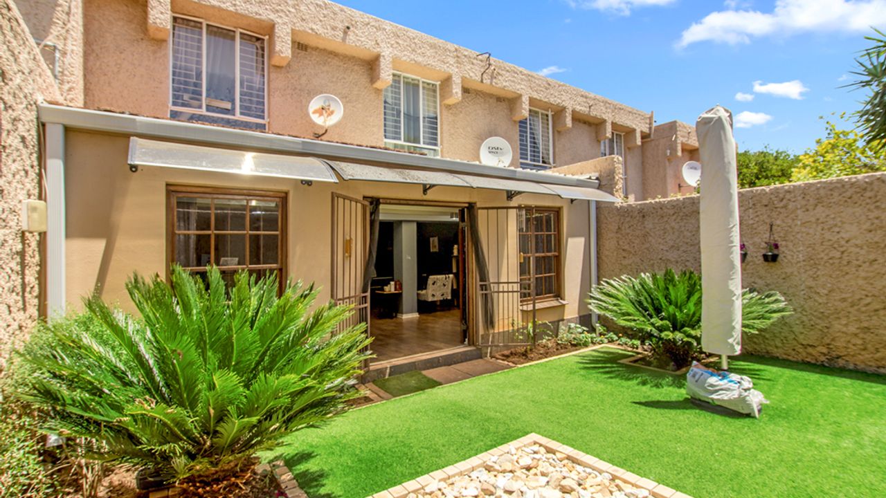 3 Bedroom Townhouse For Sale in Parkmore LH170206 MyProperty