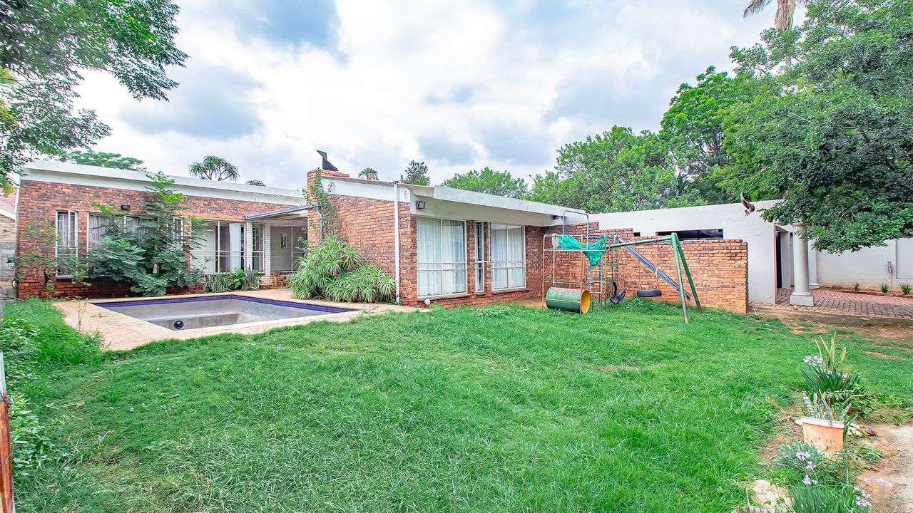4 Bedroom House For Sale in Garsfontein, 269 Landi Street LH170847