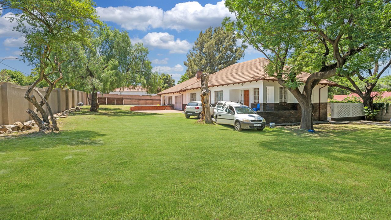 Renovated Family Home For Sale, Lombardy East Spacious with Cottage