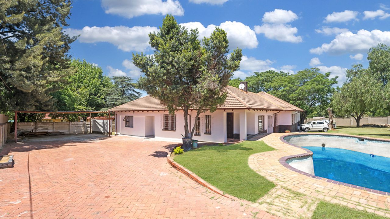 Renovated Family Home For Sale, Lombardy East Spacious with Cottage