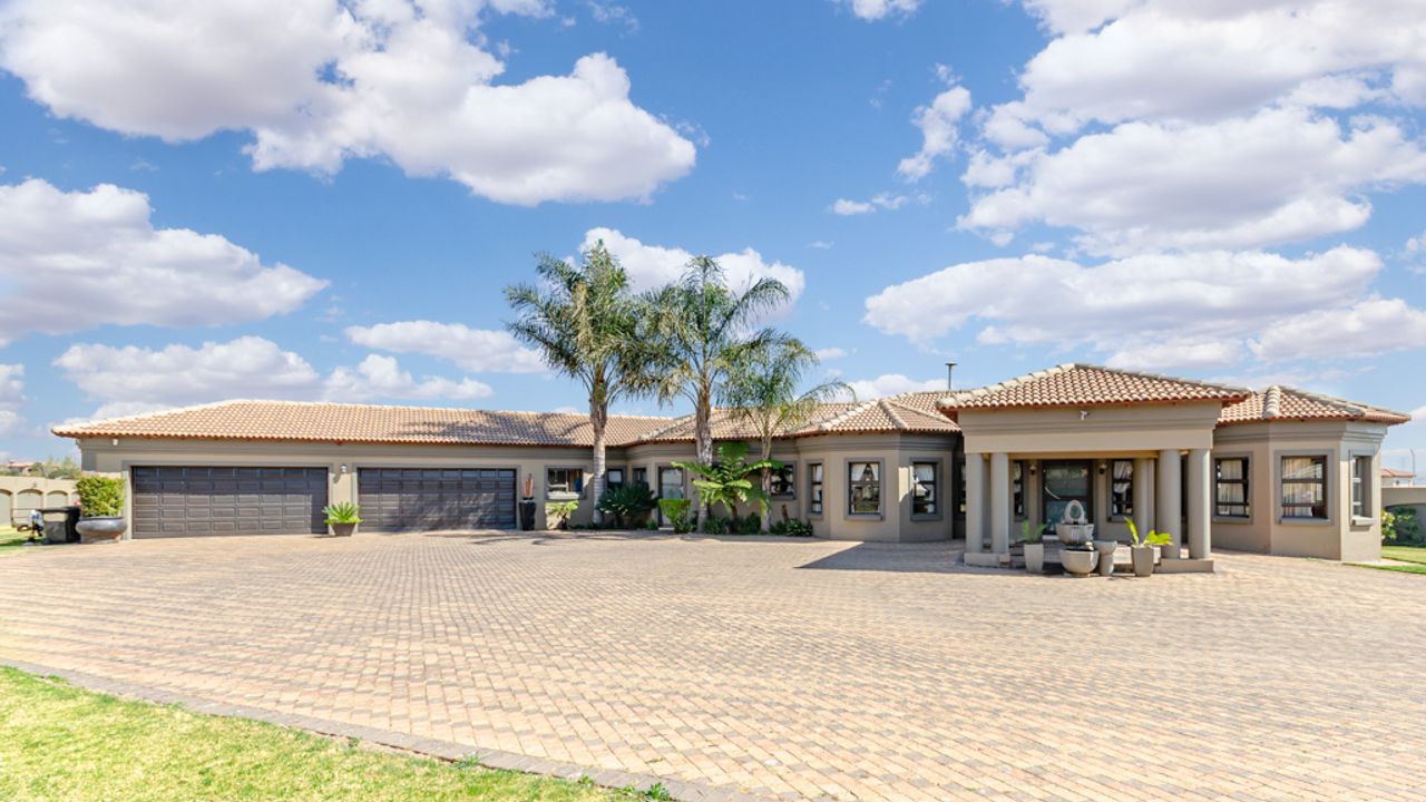 Luxury House for Sale in Parkrand with Separate Entrances and Stunning