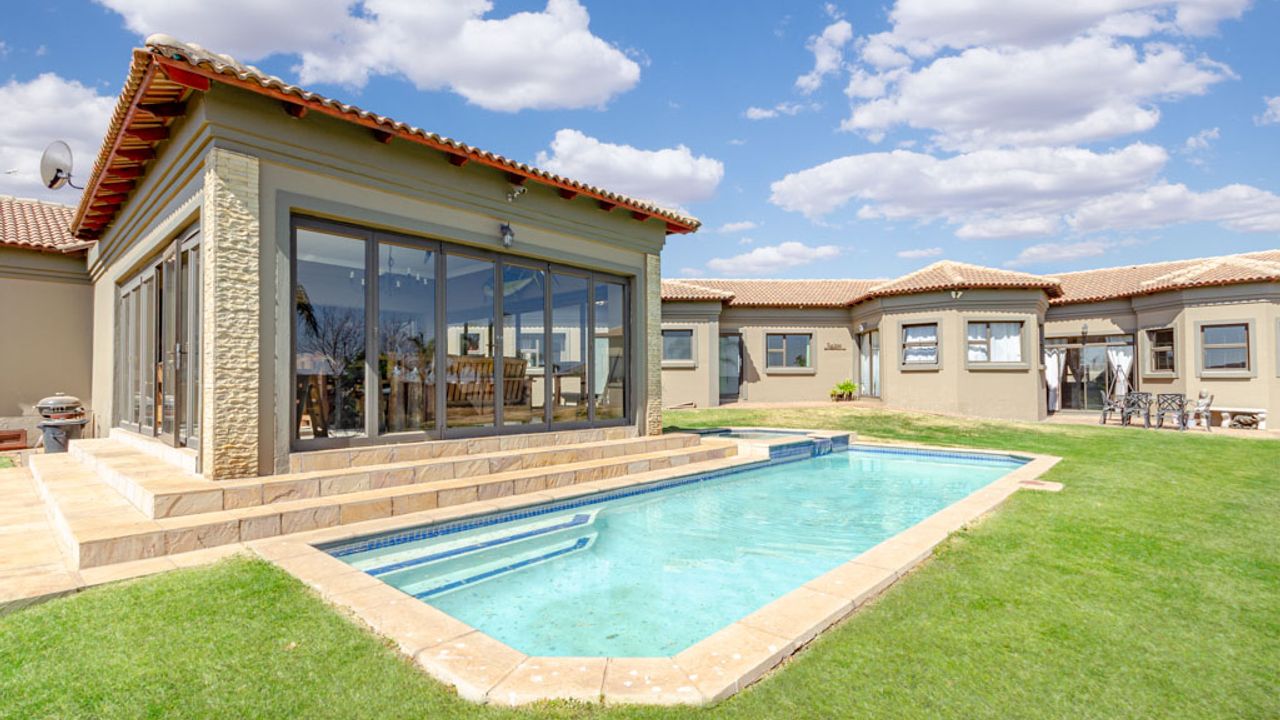 Luxury House for Sale in Parkrand with Separate Entrances and Stunning