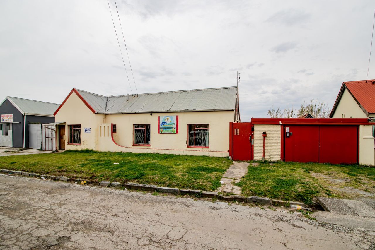 6 Bedroom House For Sale in King Williams Town Central, 66 Louisa