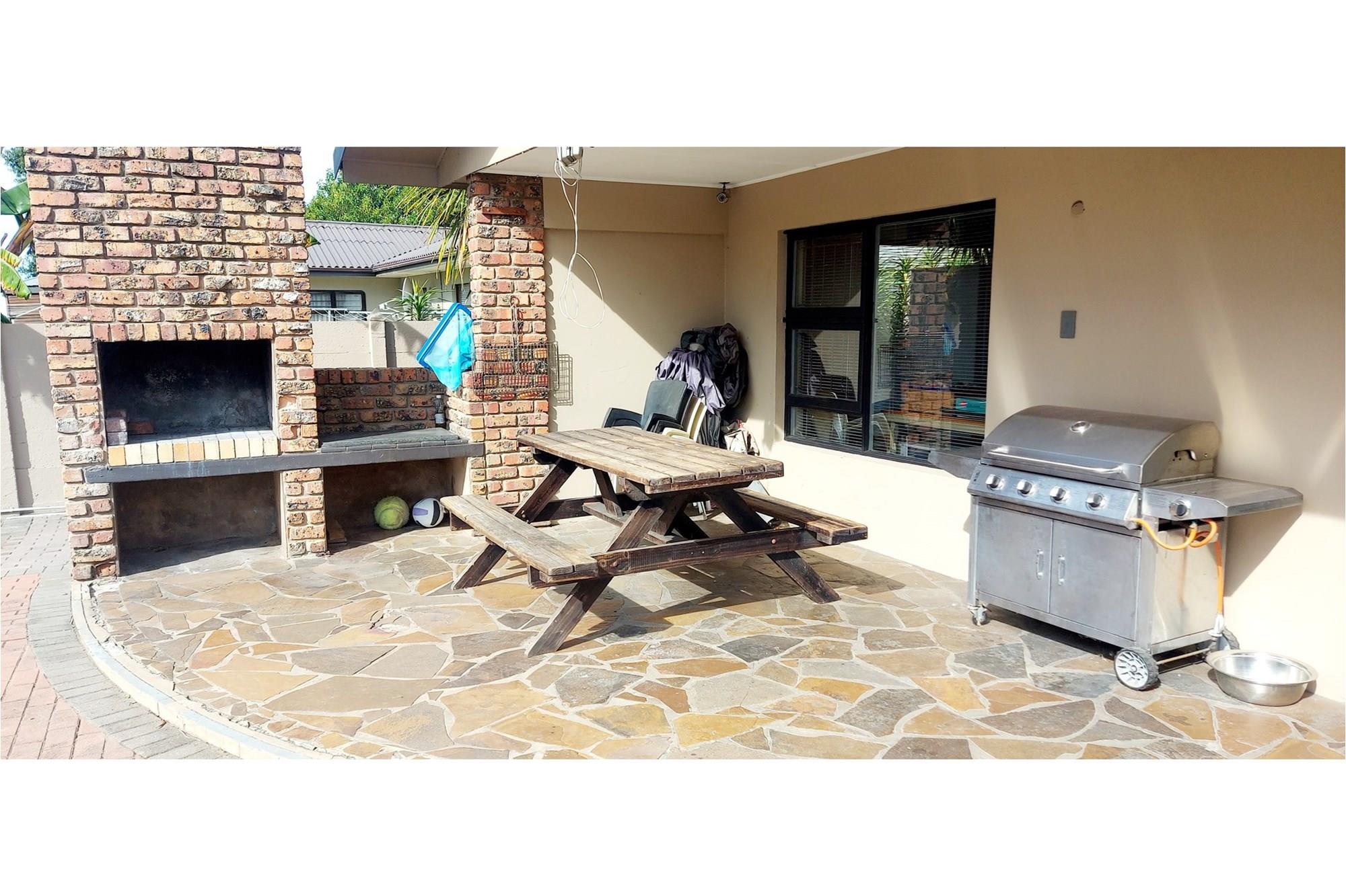 For Sale South House with 3 Bedrooms, Pool, and Separate 2Bedroom Flat. 700200156734