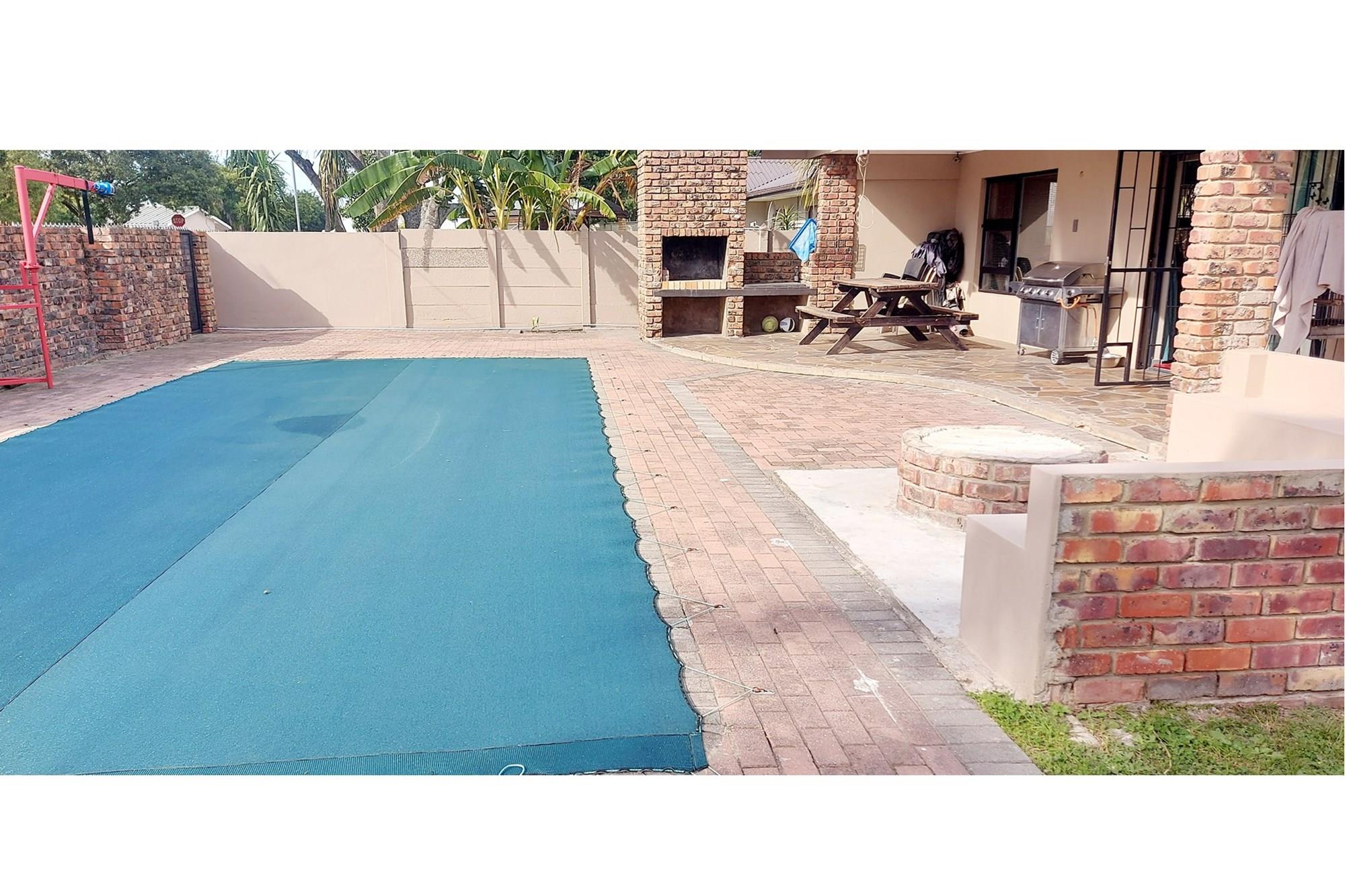 For Sale South House with 3 Bedrooms, Pool, and Separate 2