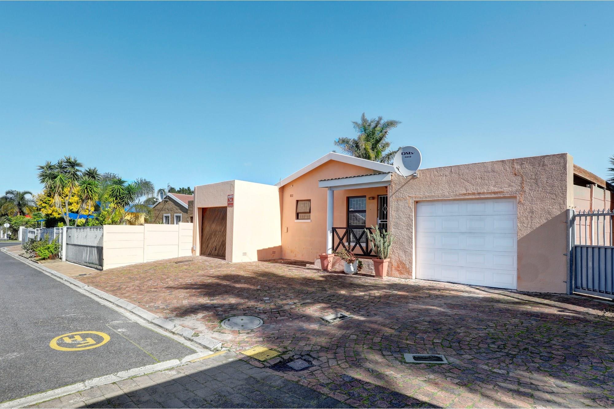 For Sale Oakglen House with 2 bedrooms, study, garden, and double garages. 700200163522