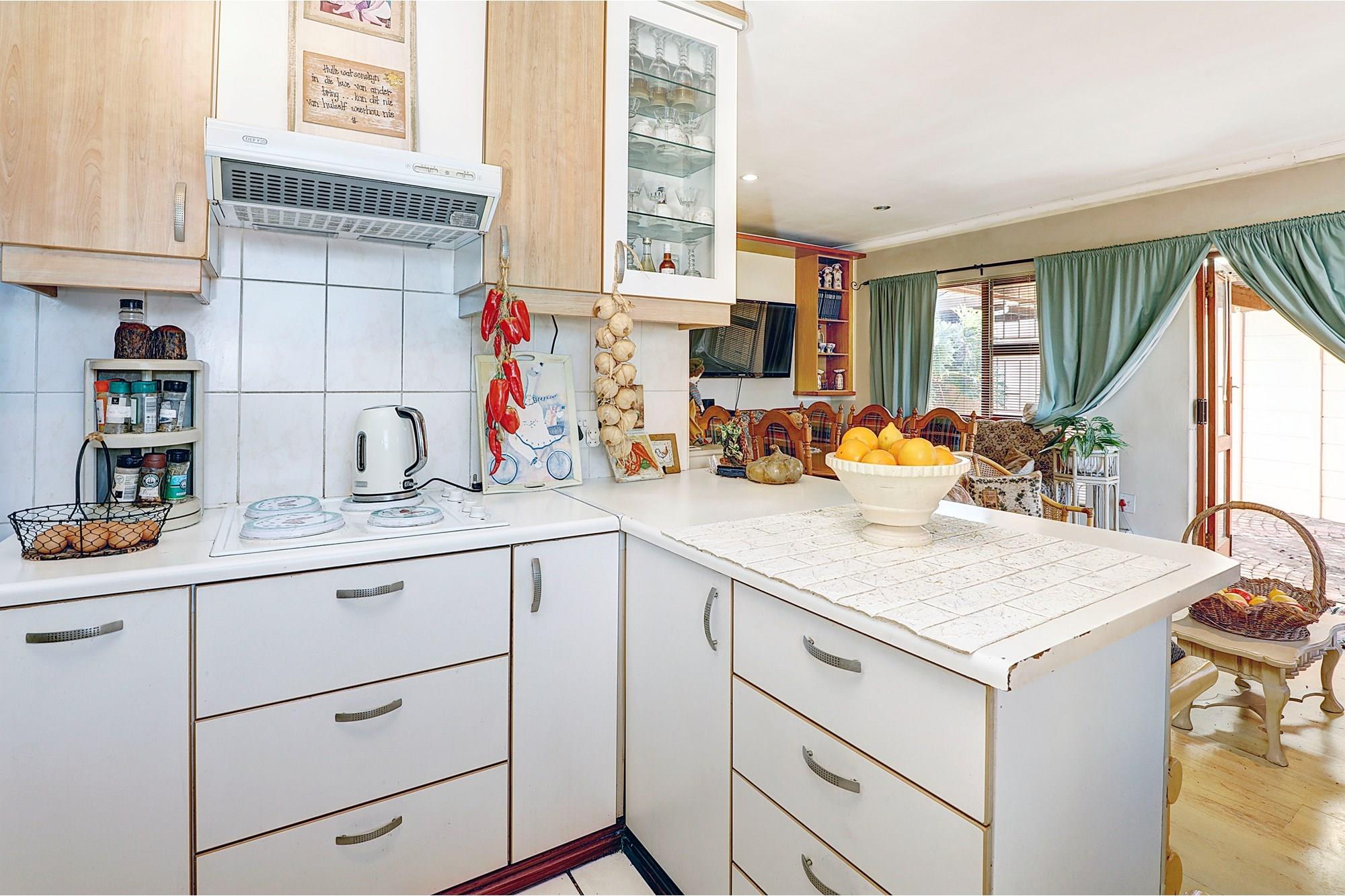 For Sale Oakglen House with 2 bedrooms, study, garden, and double garages. 700200163522