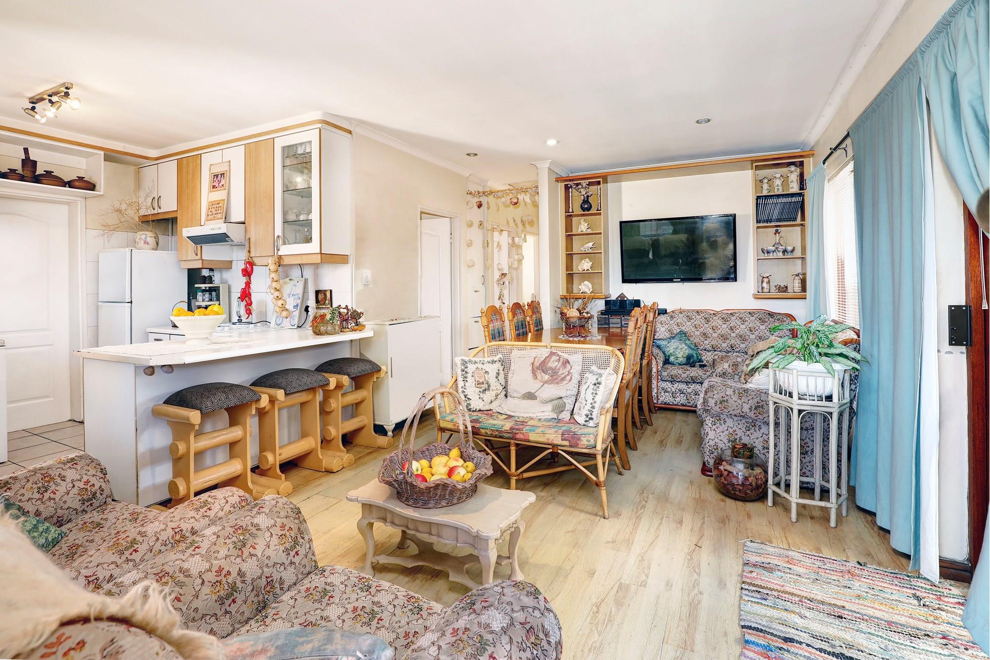 For Sale Oakglen House with 2 bedrooms, study, garden, and double garages. 700200163522