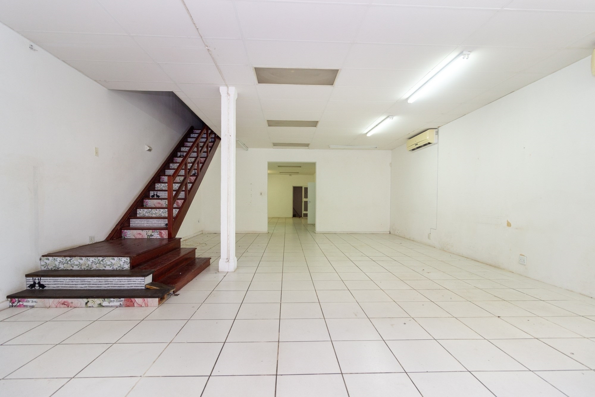 Retail space to rent in Richmond Hill with prime street exposure and