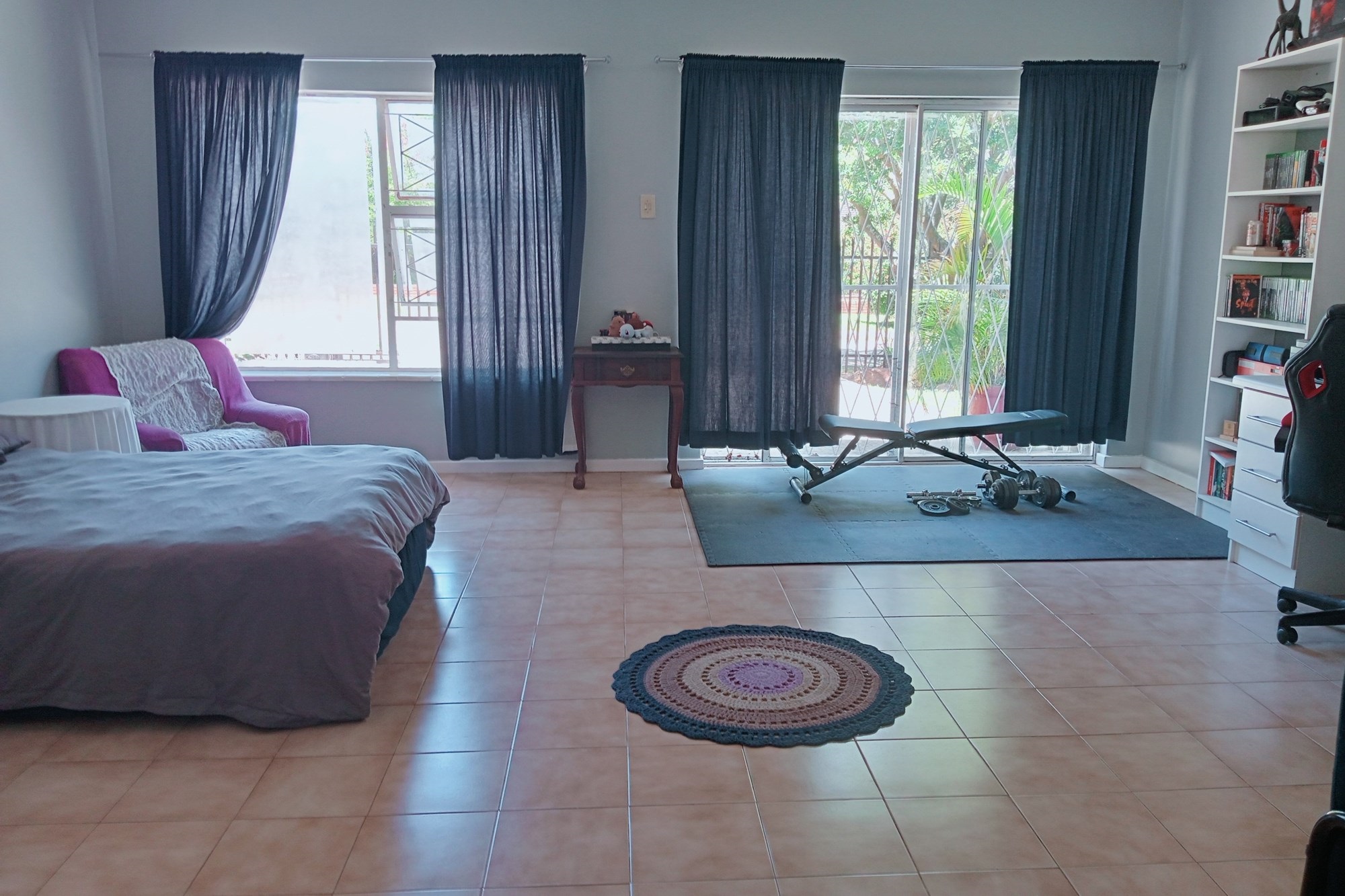 For Sale Spacious Bedroom House In Vanes Estate With Flat Pool And Parking