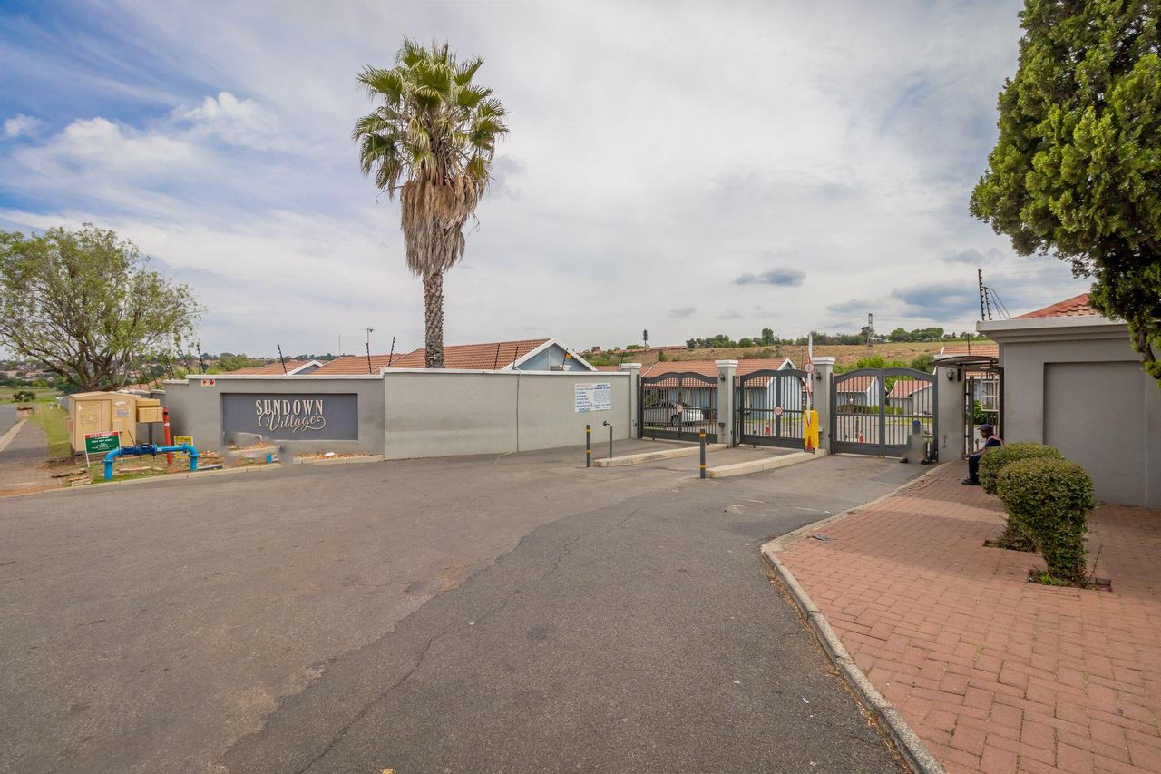 Serene 3Bed Townhouse in Secure Roodepoort West, Close to Amenities