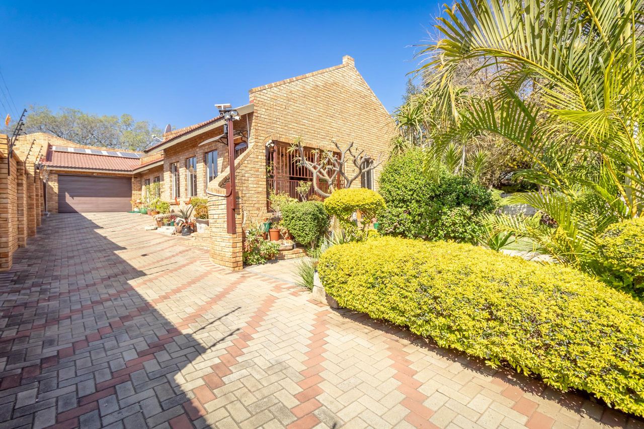 Bo Dorp Gem 3BR Family Home with Flatlet, Solar Panels. For Sale. 