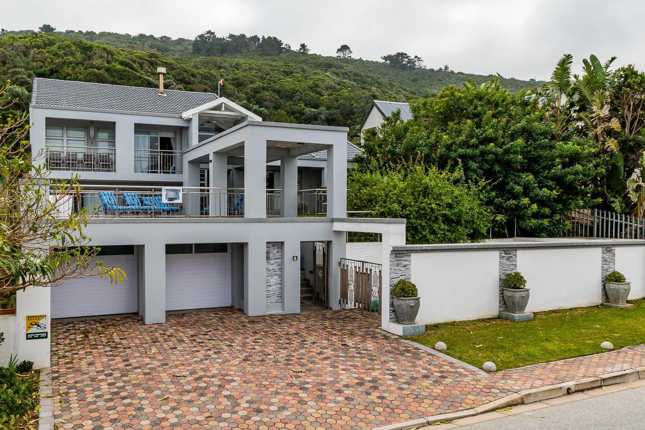 For Sale Glentana Beach House with Heated Pool, 5 Beds, and Modern