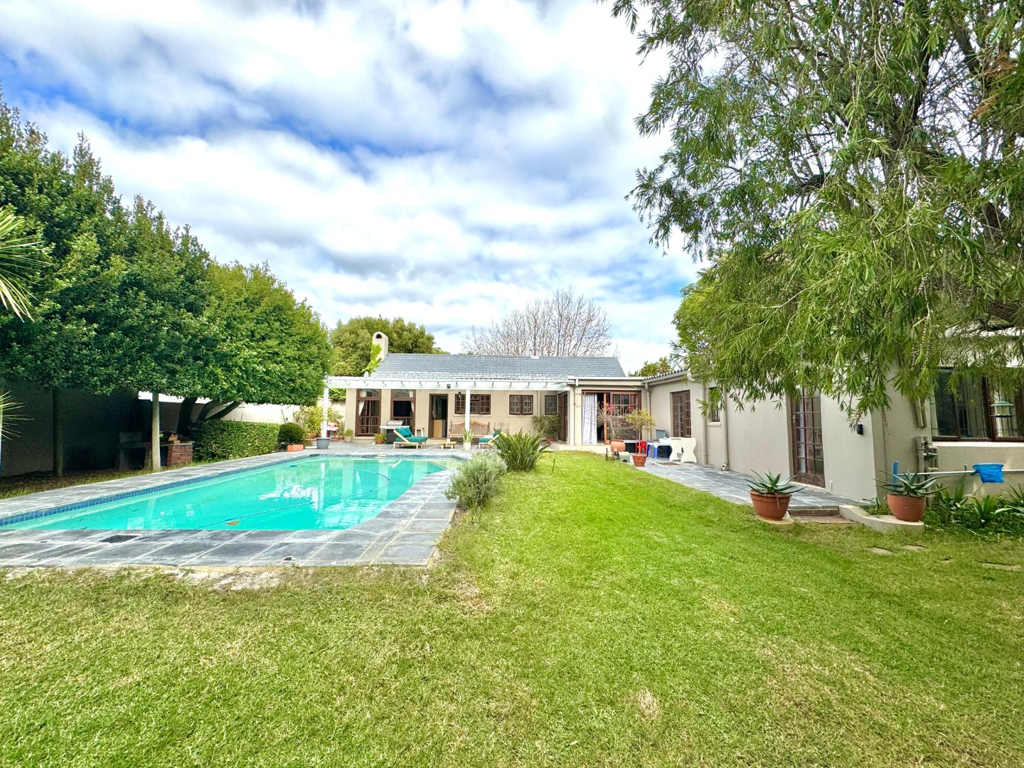 Diep River House For Sale 5 Bedrooms, Pool, Secure Parking, Near Top