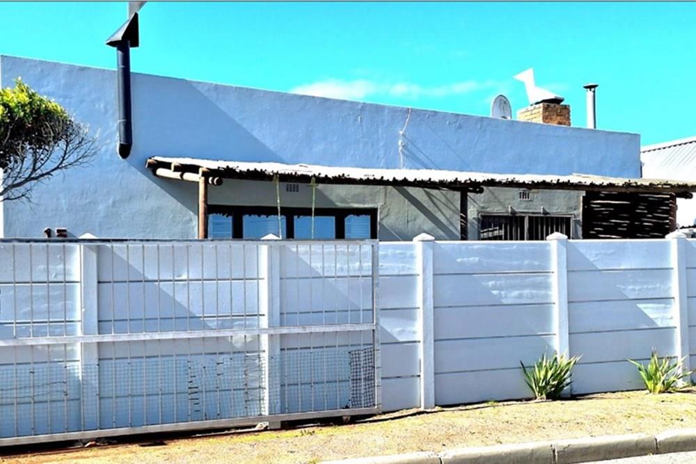 House for Sale in Lamberts Bay Central 4 bedrooms, garage, near