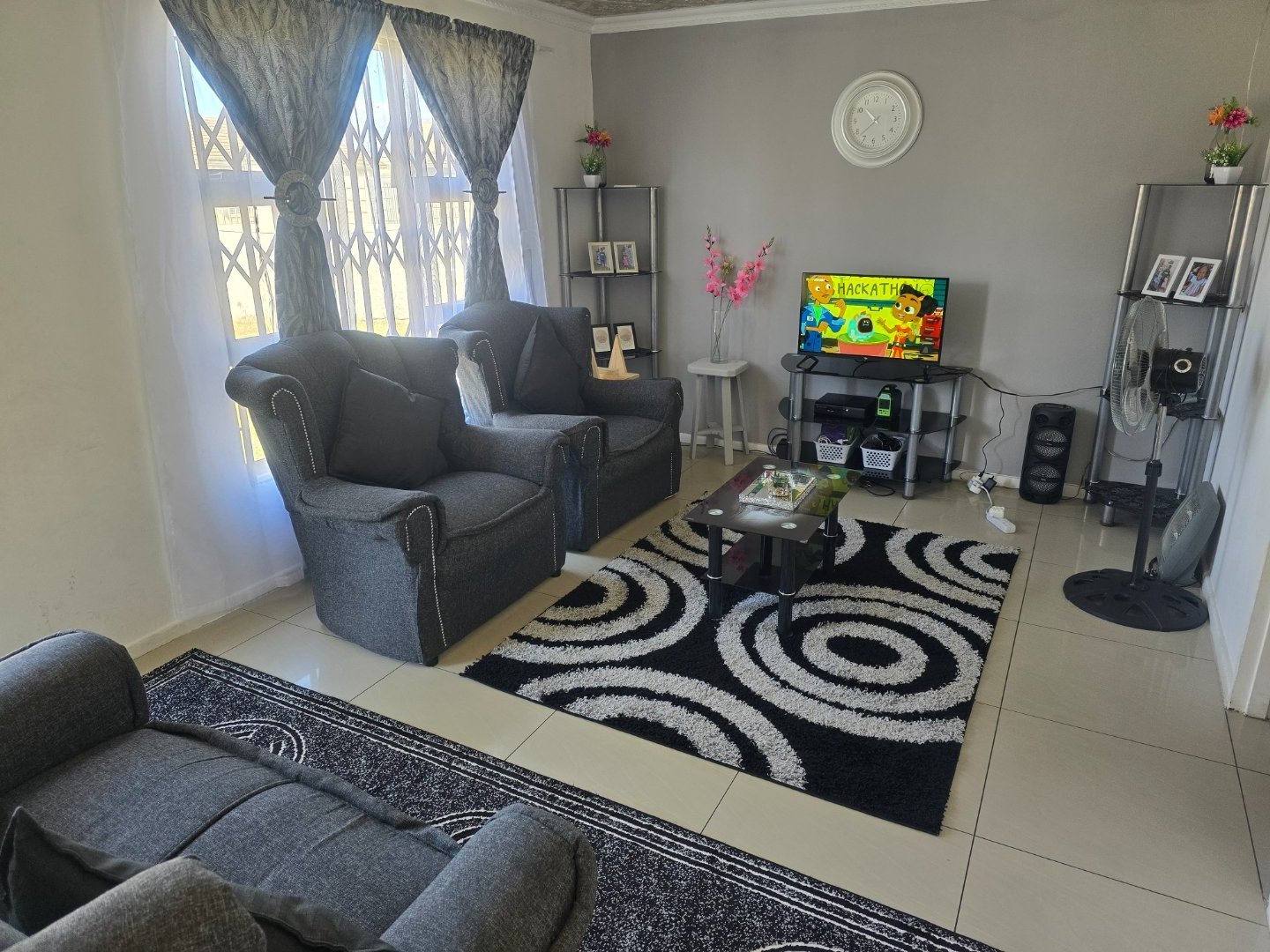 For Sale House in Colorado Park with 2 bedrooms, spacious yard, and