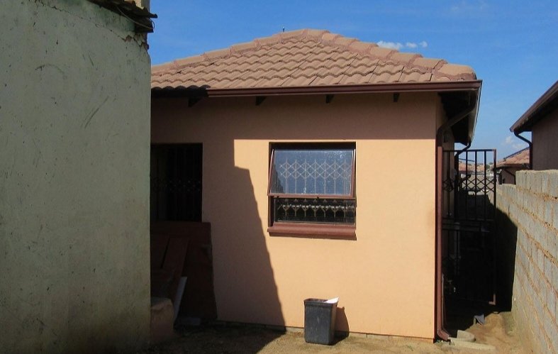 Cozy 2-Bedroom House in Clayville For Sale with Open-Plan Layout ...