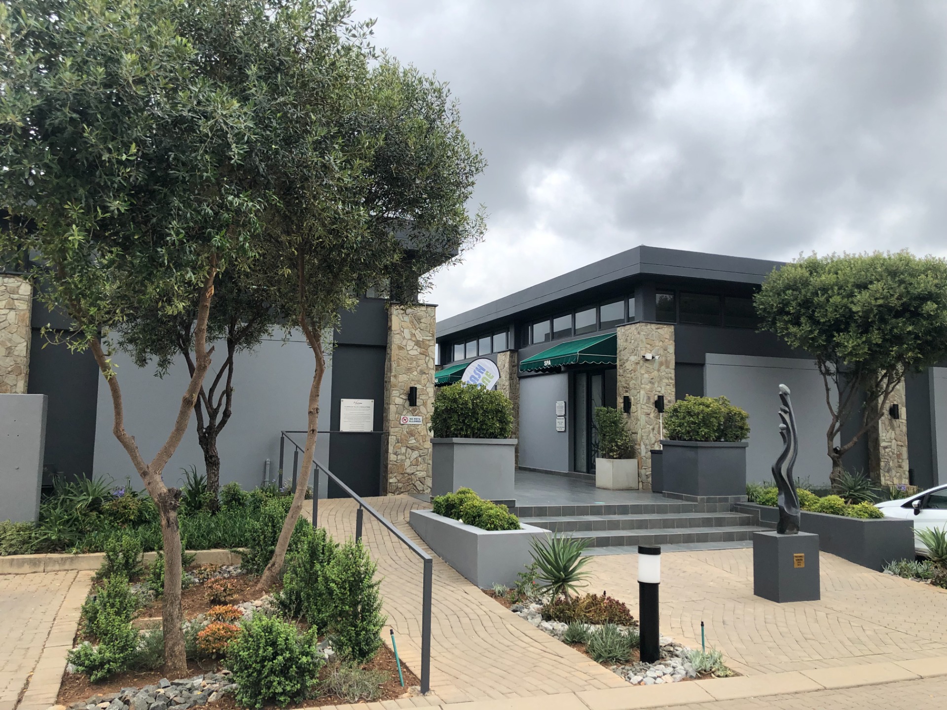 Modern 2 Bed, 2 Bath Apartment with Balcony in Modderfontein