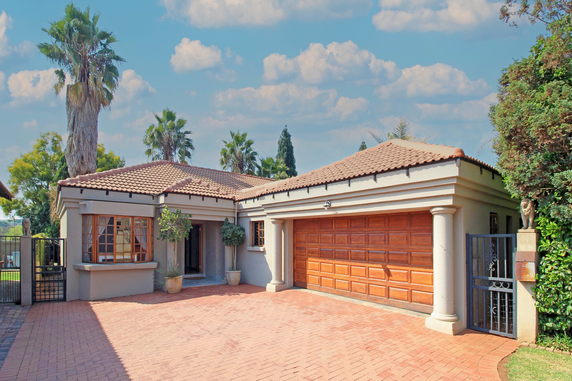 For Sale House in Eldo Manor with 4 beds, garden, deck, and garage. 