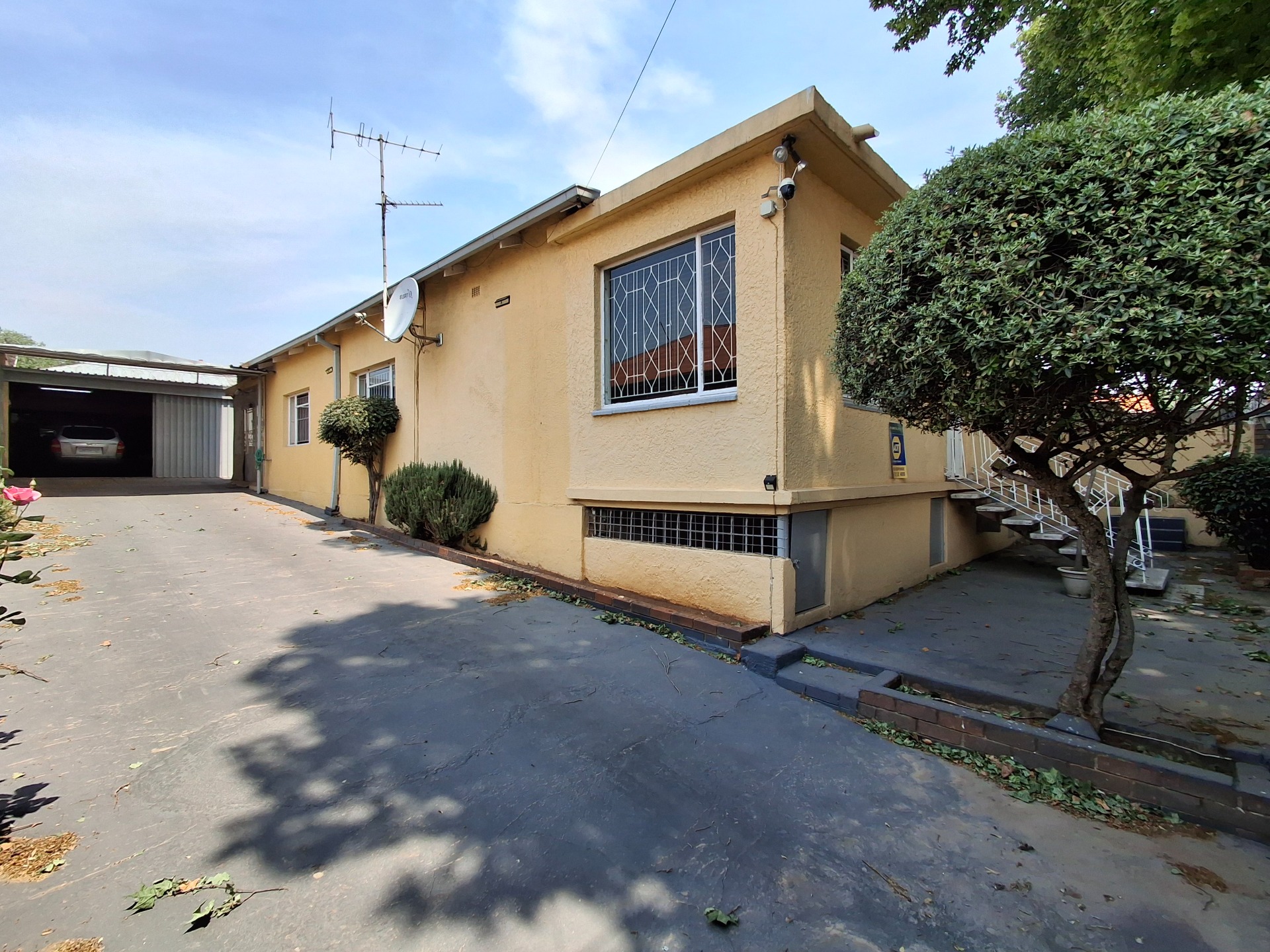 Family Home For Sale in Bezuidenhout Valley 4 Bedrooms, Cottage, Solar