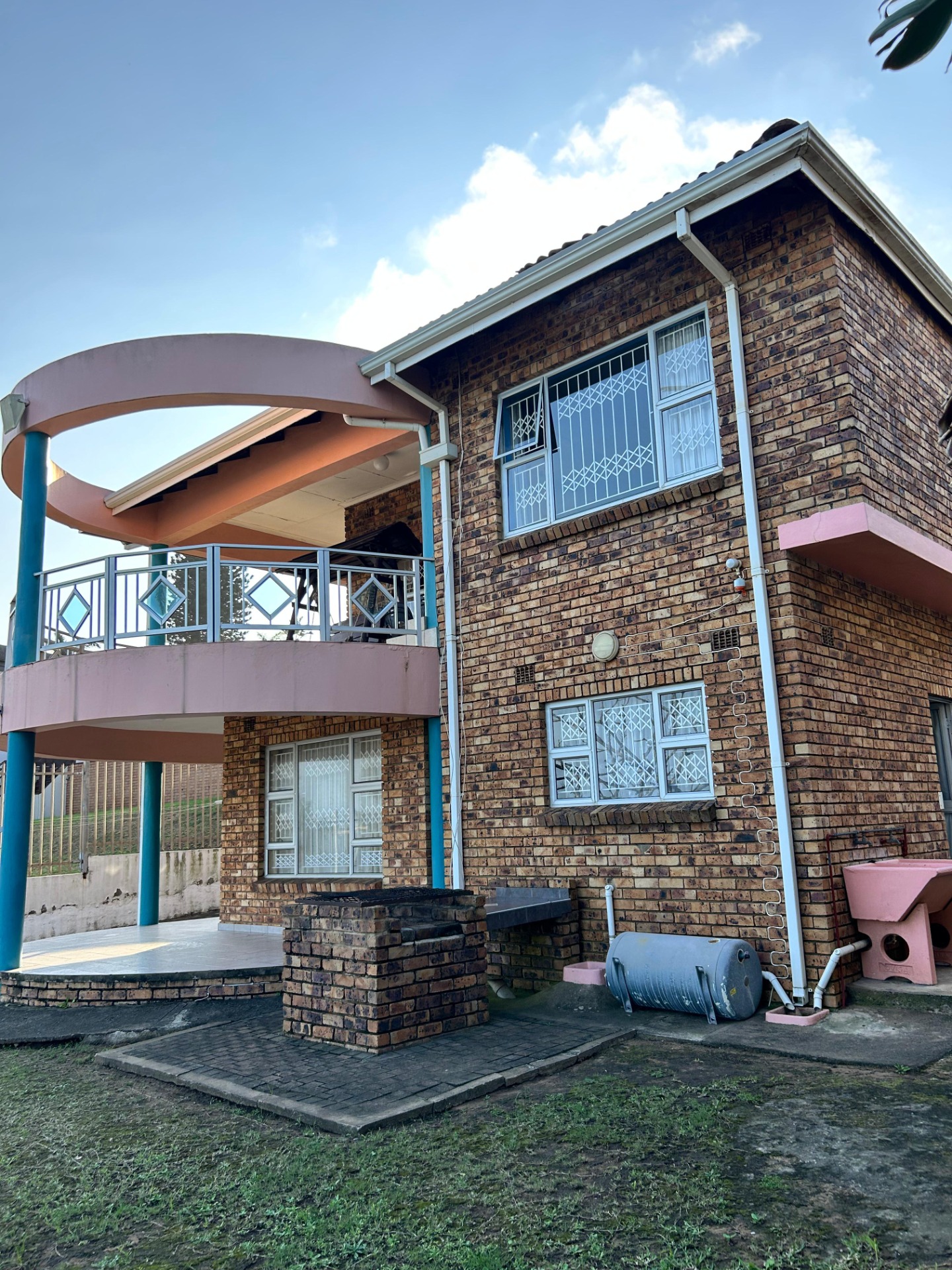 For Sale Tinley Manor Central House with 8 ensuite bedrooms and beach