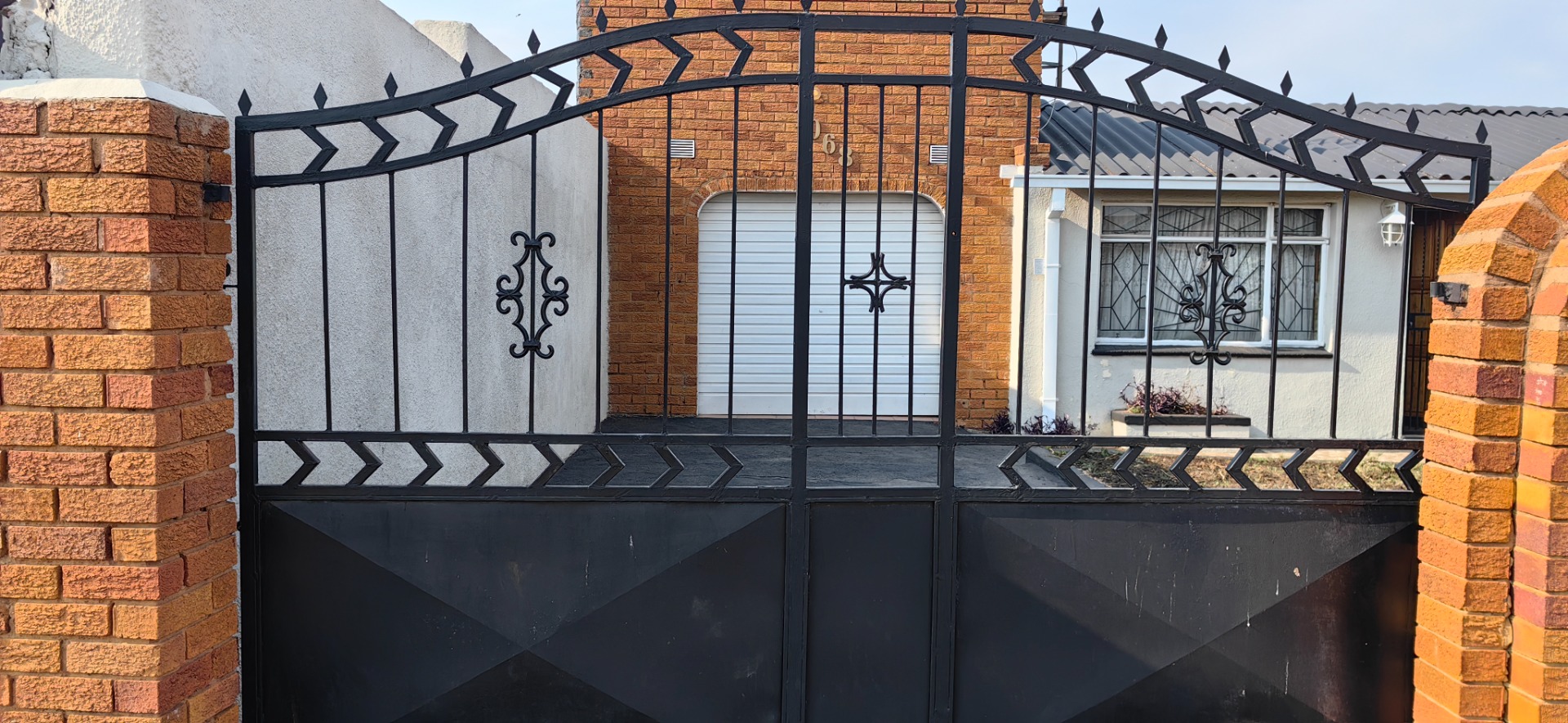 Diepkloof Zone 1 House For Sale 3 Bedrooms, garage, dining room