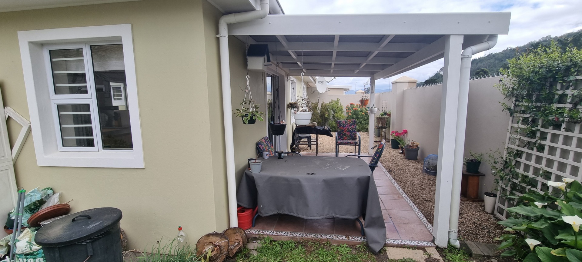 Cluster Home For Sale in The Village 2 beds, garden space, garage