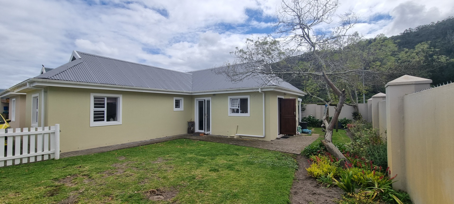 Cluster Home For Sale in The Village 2 beds, garden space, garage