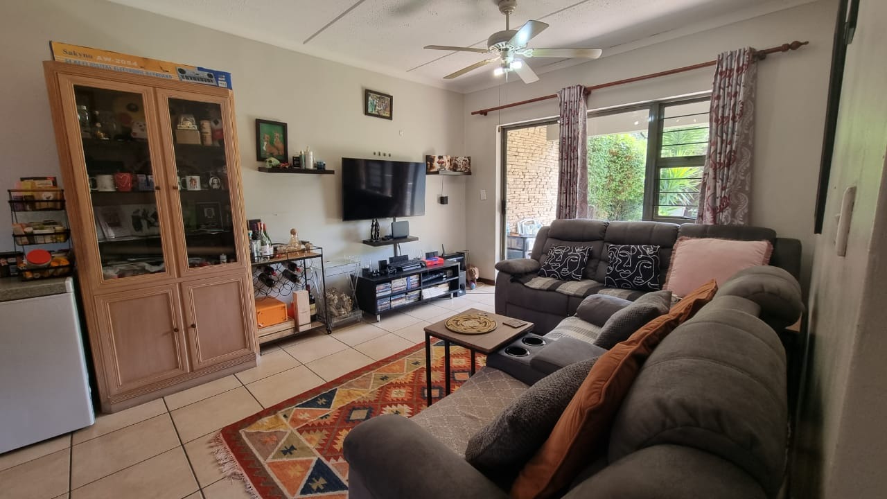 For Sale Townhouse in Greenstone Hill with pool, garden, and pet