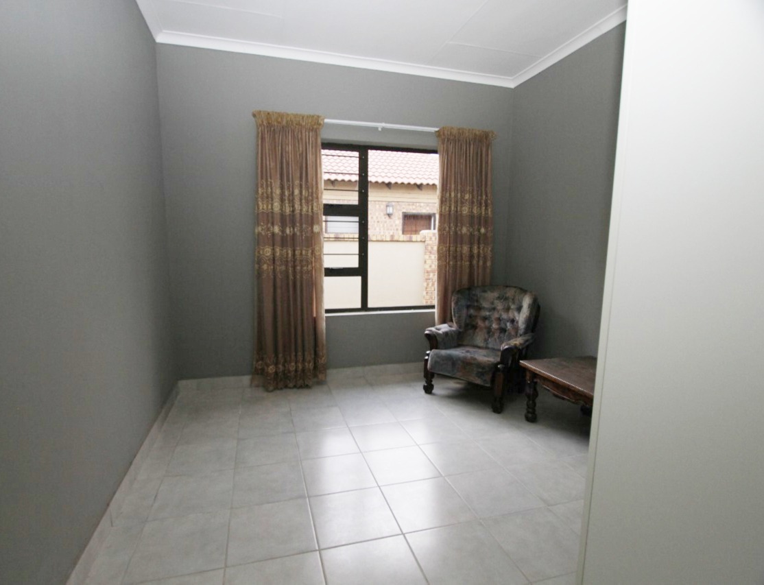 Ermelo Central Townhouse For Sale 2 bedrooms, garage, garden, pet