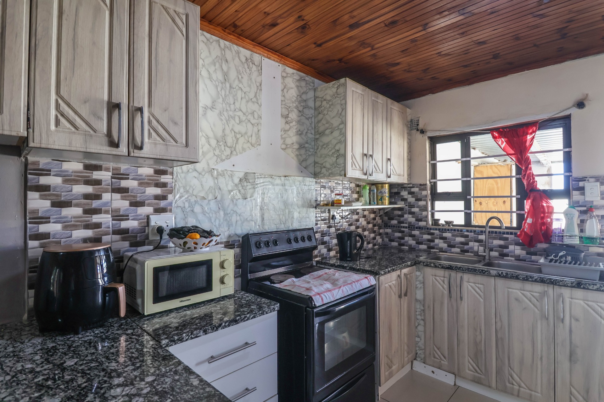 House for Sale in Shastri Park 2 bedrooms, secure yard, solar geyser