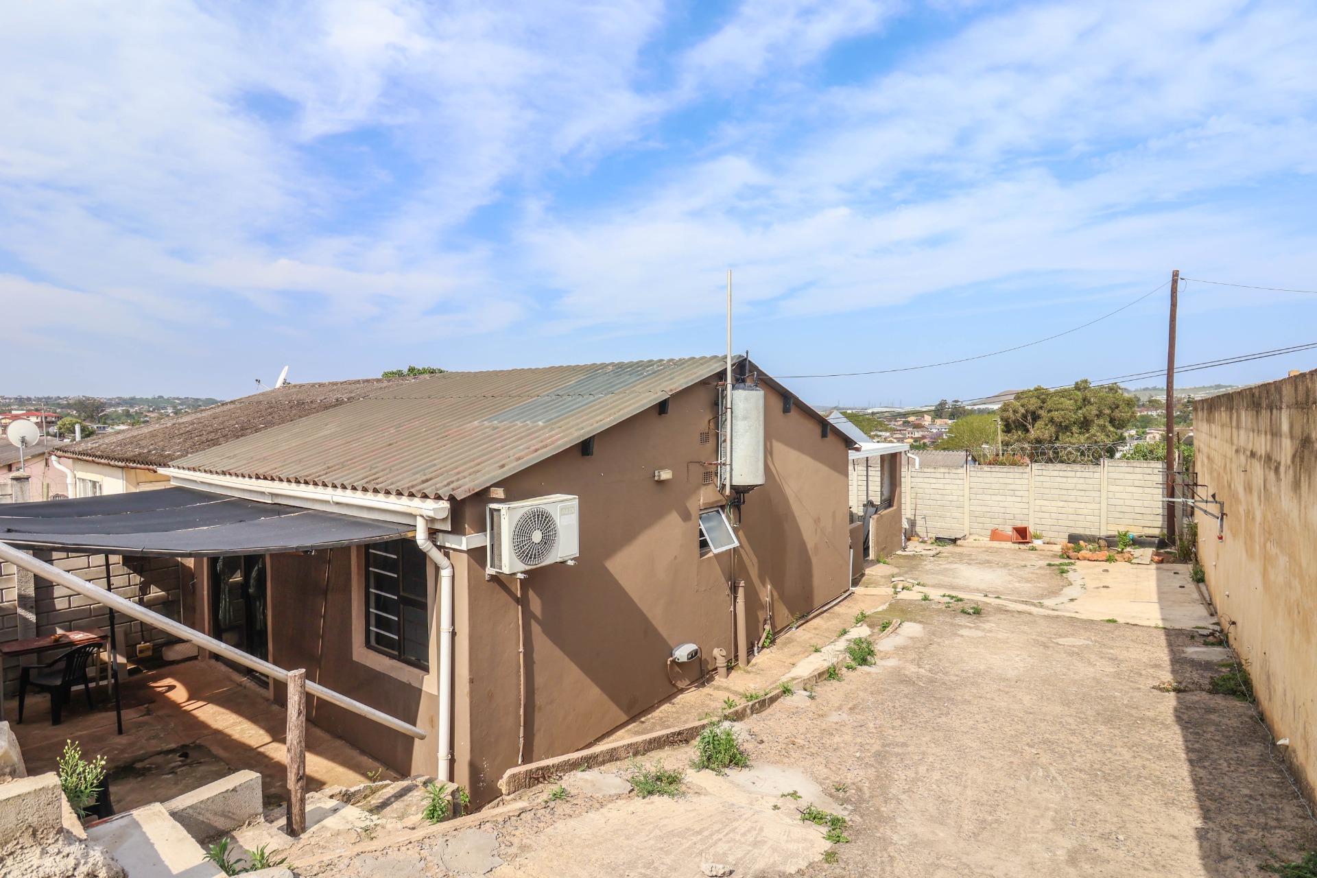 House for Sale in Shastri Park 2 bedrooms, secure yard, solar geyser