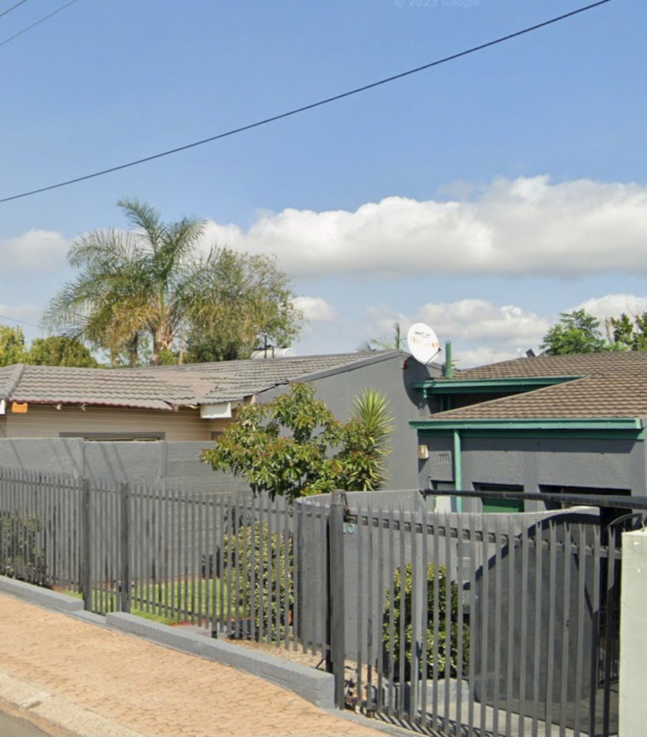 For Sale House in Albertville with 3 bedrooms, yard, garage, and