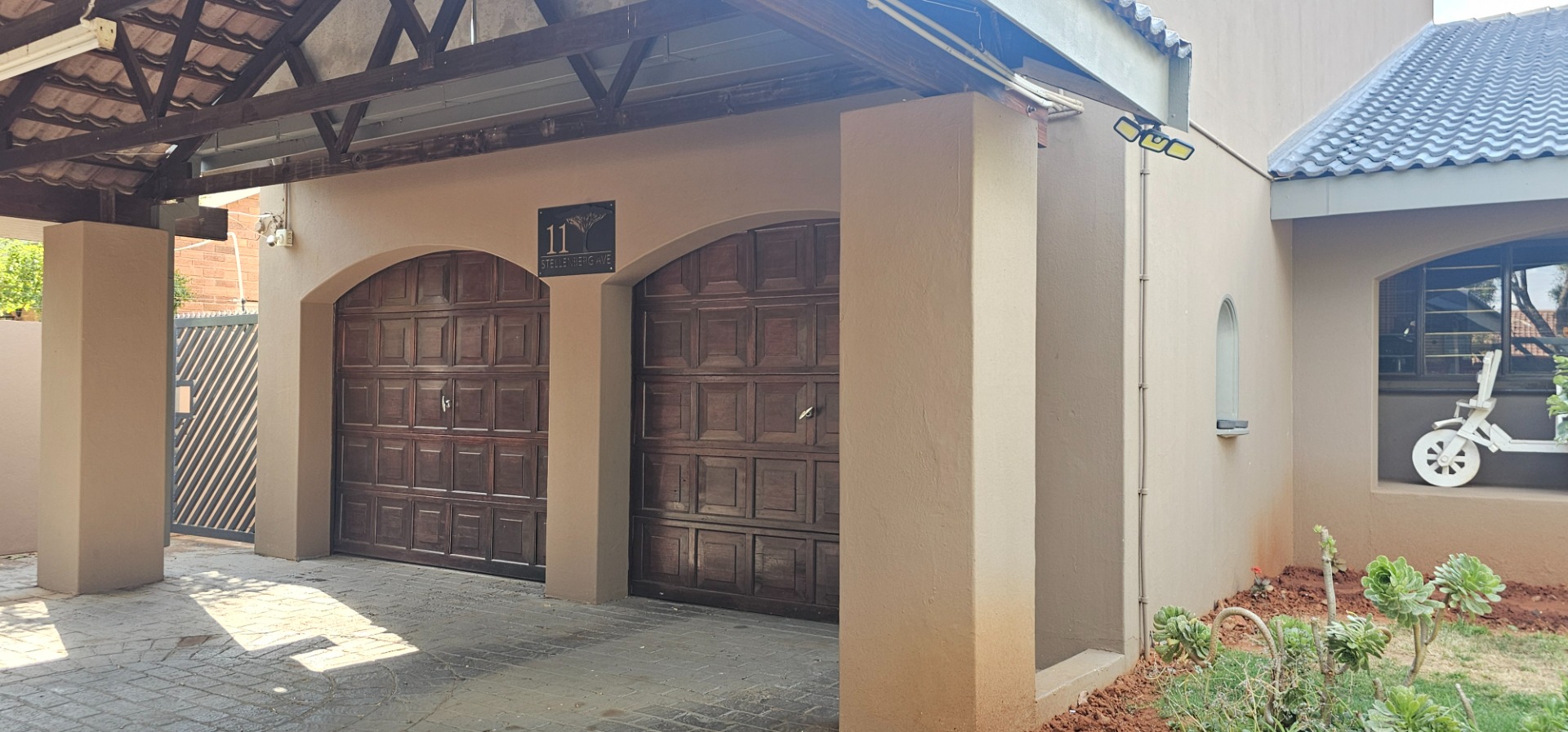 Royldene House For Sale Spacious 5bedroom, pool, flat, double garages