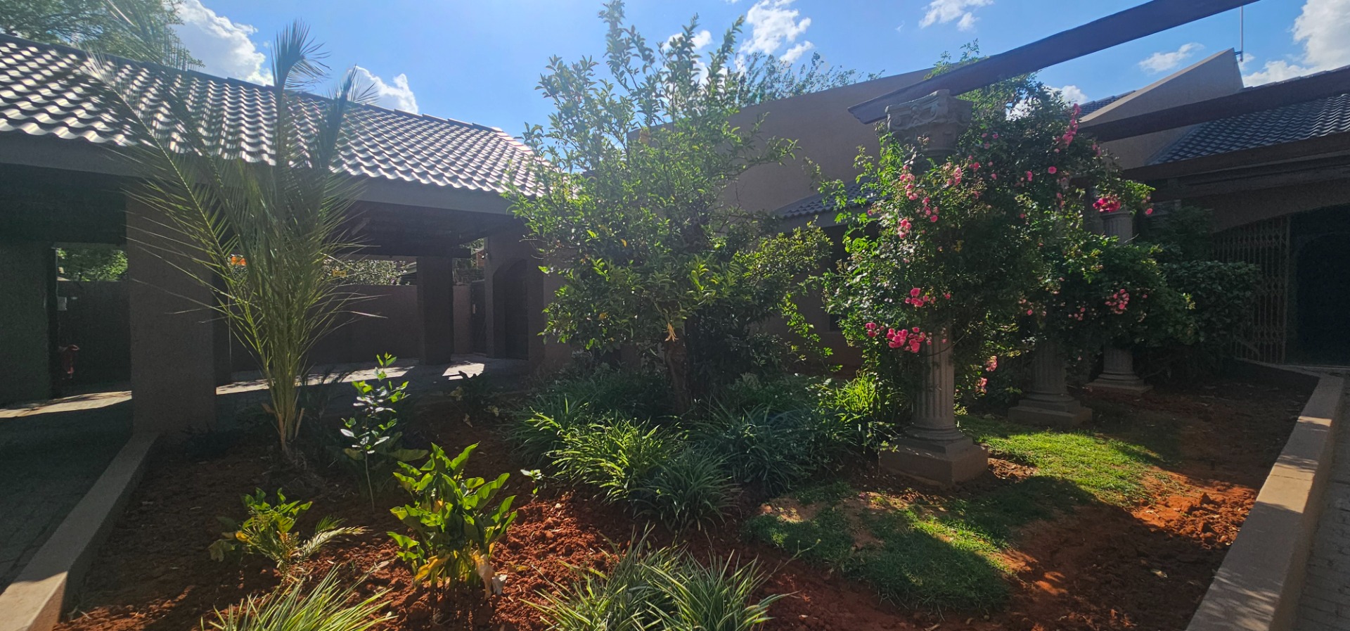 Royldene House For Sale Spacious 5bedroom, pool, flat, double garages