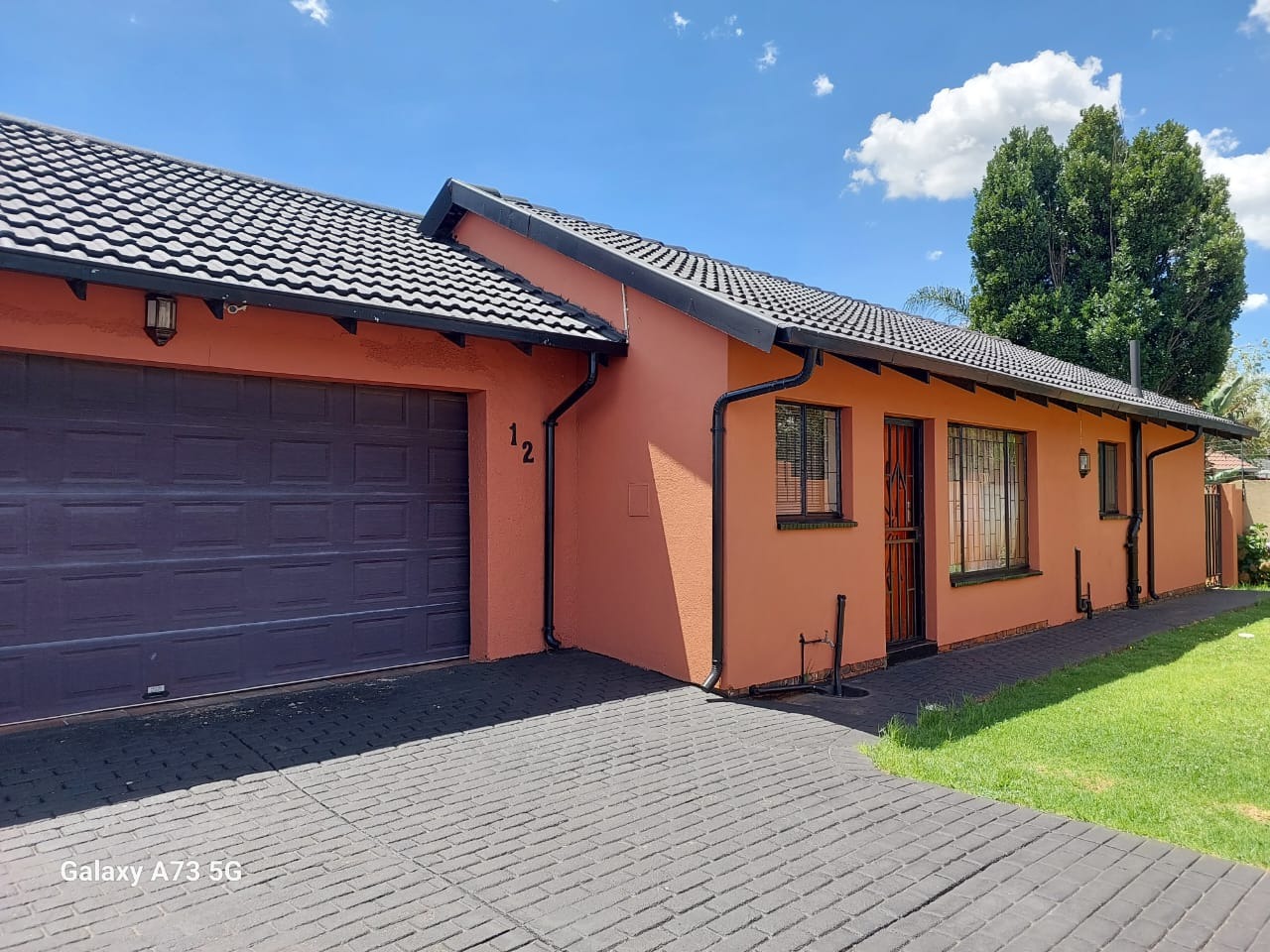 Dawn Park House For Sale 3 bedrooms, security features, spacious