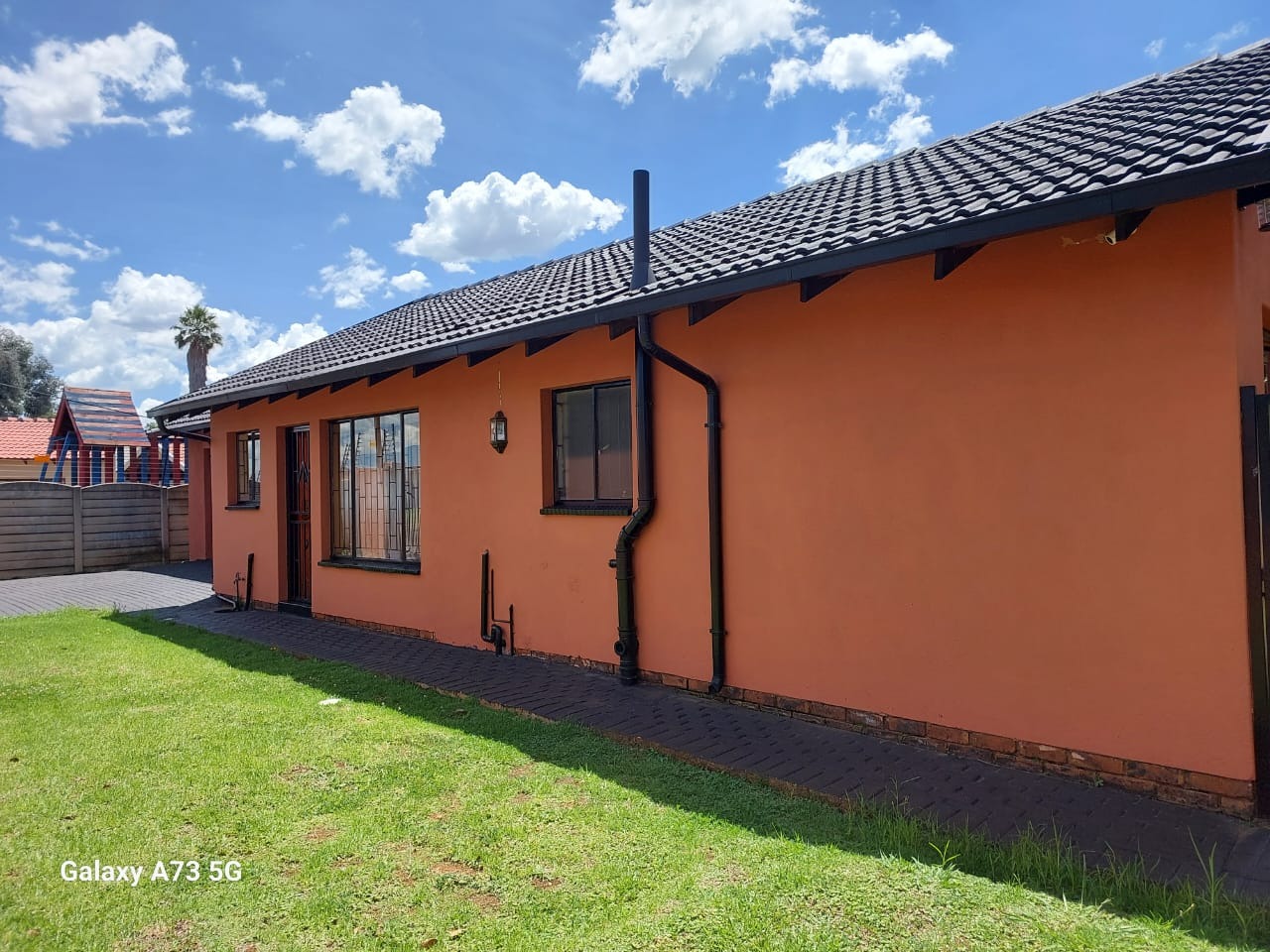 Dawn Park House For Sale 3 bedrooms, security features, spacious