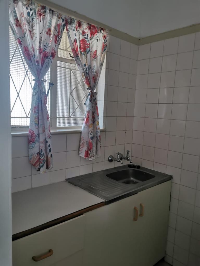 Quigney Apartment To Rent Communal flat with kitchen, bathtub, and