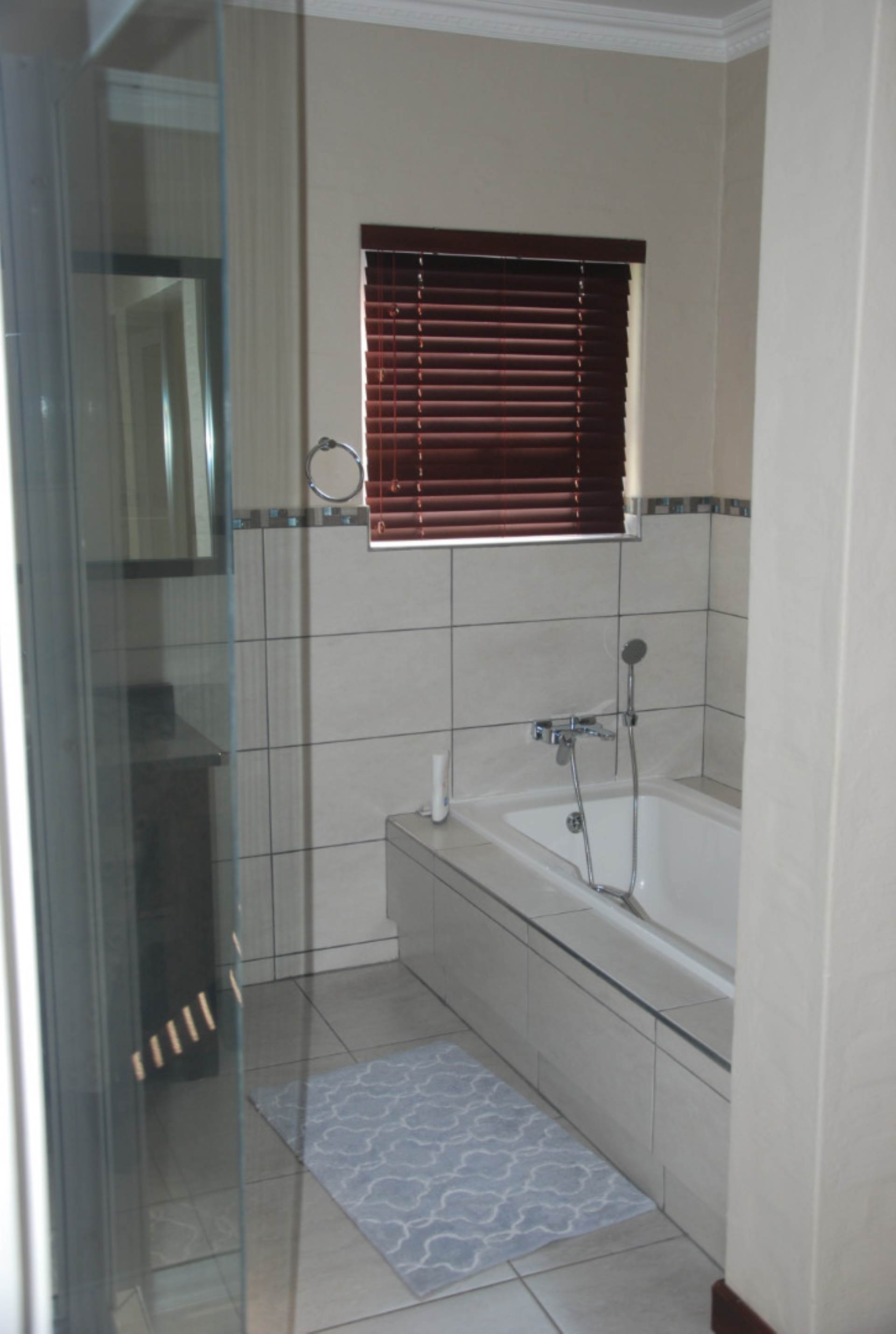 House For Sale in CARIBBEAN BEACH CLUB, HARTBEESPOORT for R 3 150 000