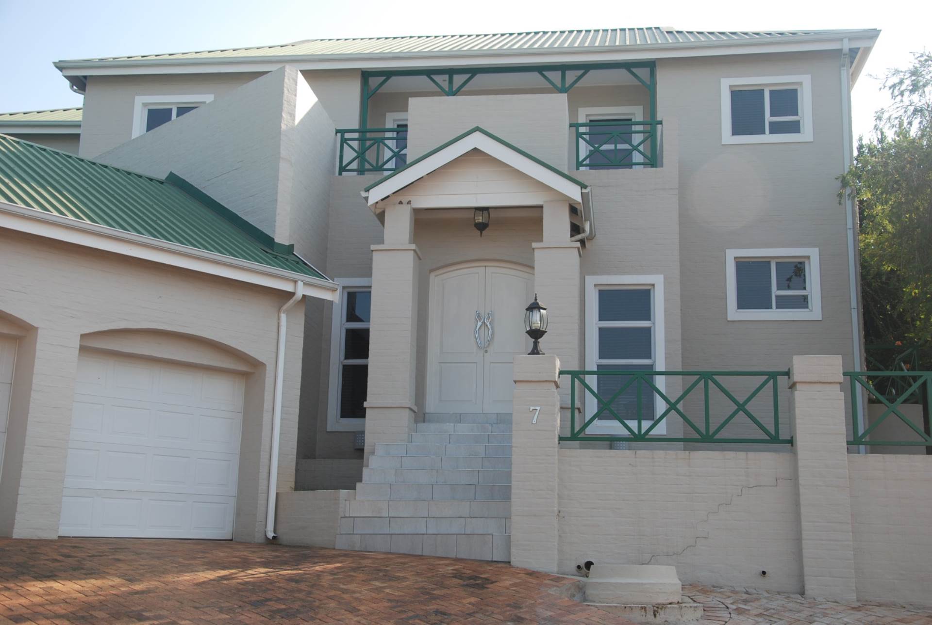 House For Sale in CARIBBEAN BEACH CLUB, HARTBEESPOORT for R 3 150 000