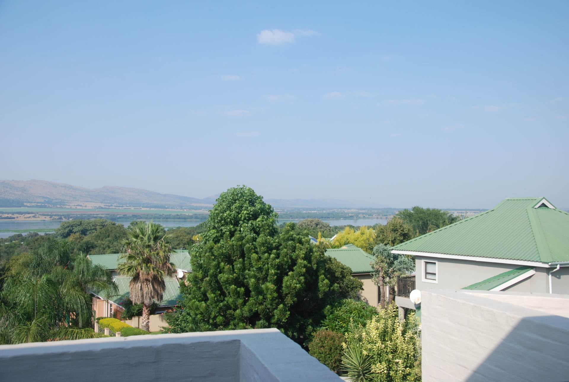 House For Sale in CARIBBEAN BEACH CLUB, HARTBEESPOORT for R 3 150 000