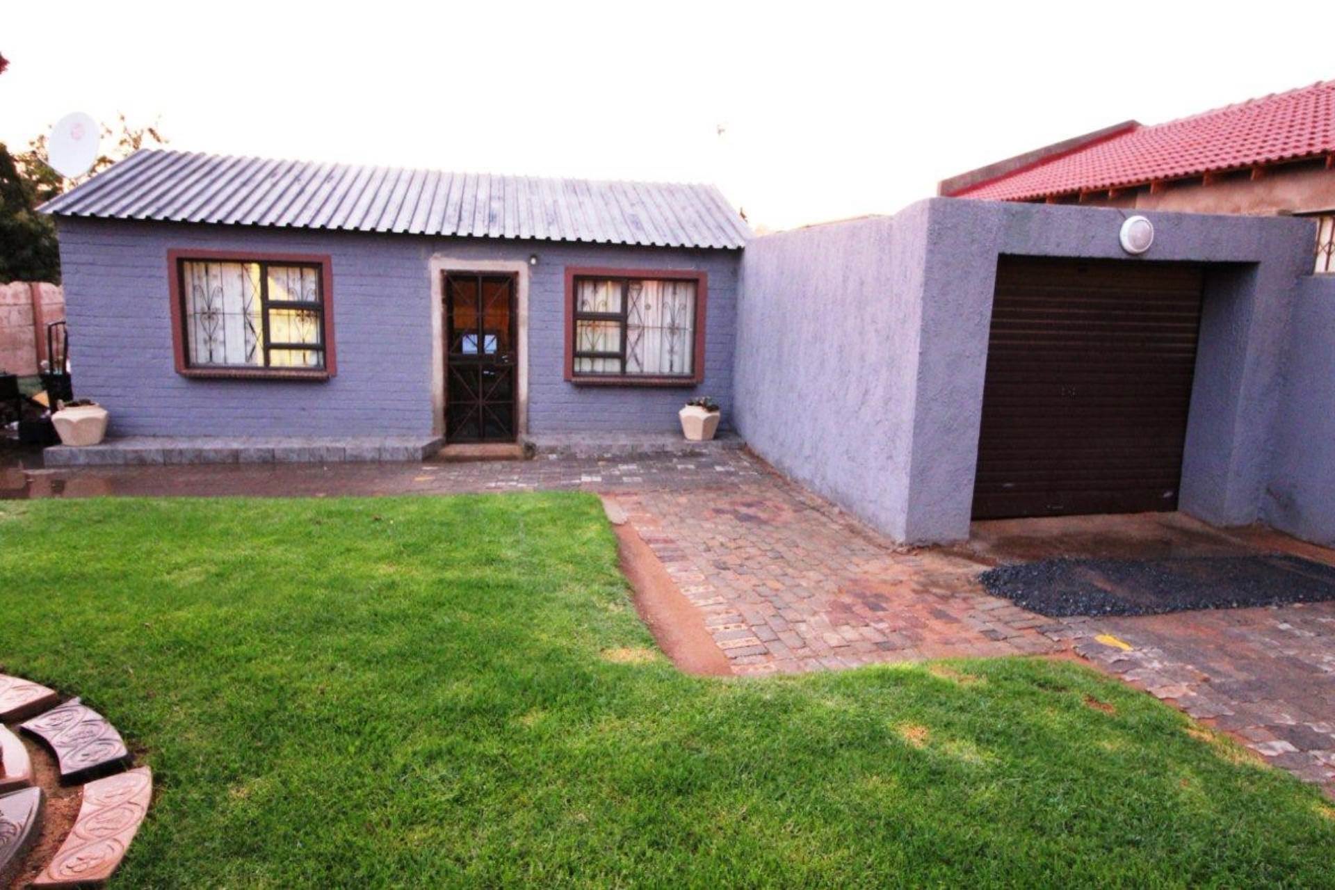 House For Sale in Chief A Luthuli Park, BENONI for R 350 000 1103232