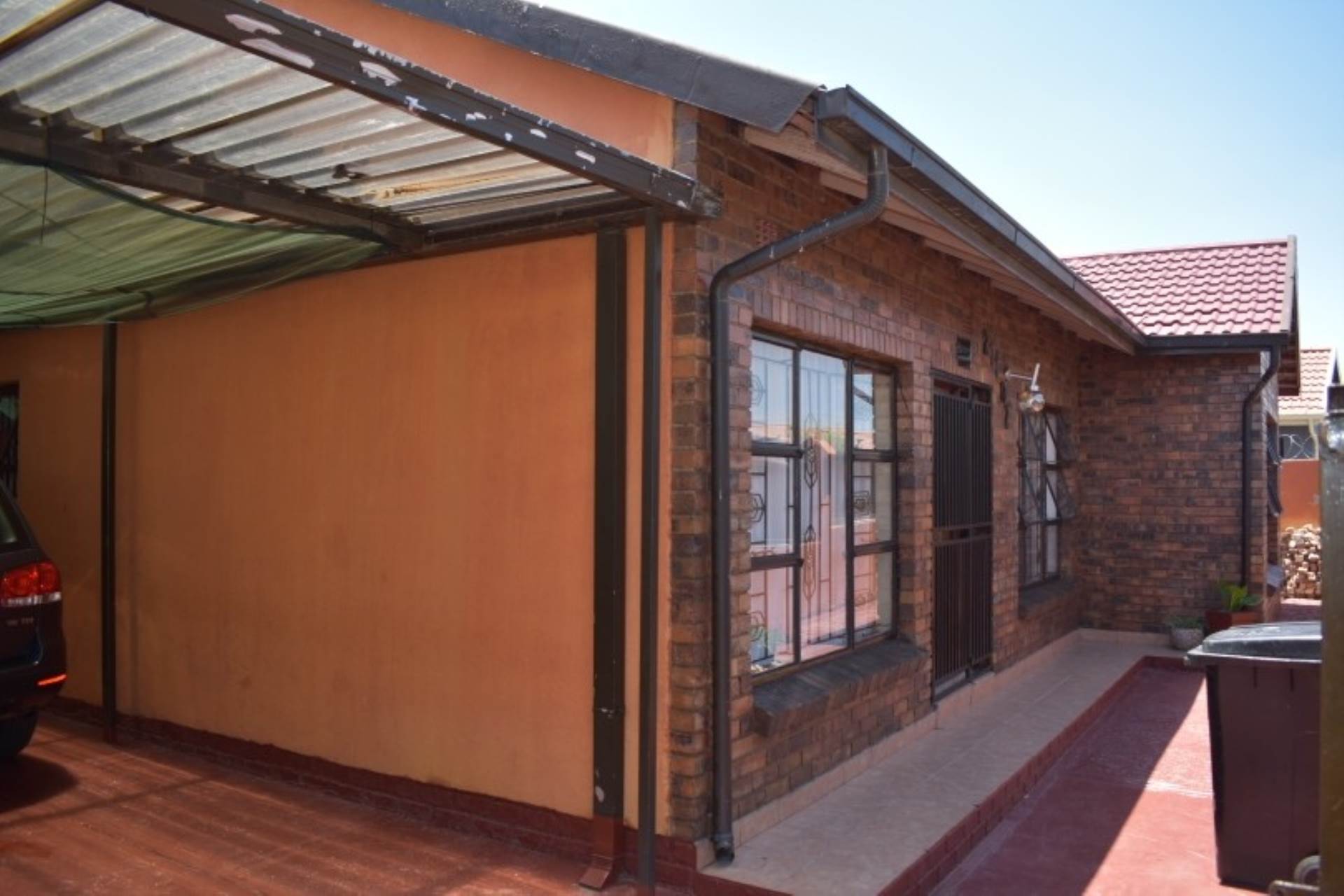 House Pending Sale In Meadowlands, Soweto, Gauteng for R 900,000